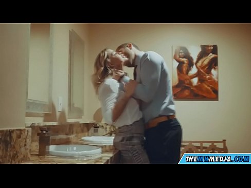 ❤️ Ko vas prsata blondinka zapelje na javnem stranišču ️ Porno vk pri nas